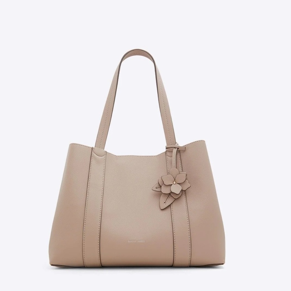 🌼🌻NWT Draper James Elle Tote Bag w/flower key fob in beige 🌼🌻